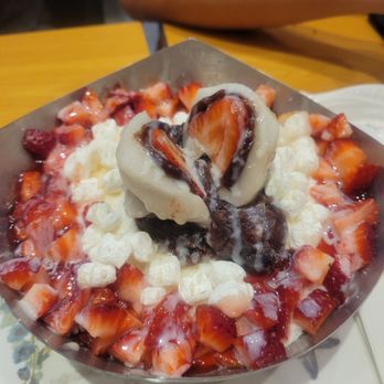 Cocohodo - Strawberry mochi bingsu - Desserts Near Me - Flushing, New York
