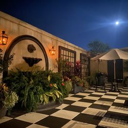 French Quarter Inn - The beautiful patio at night