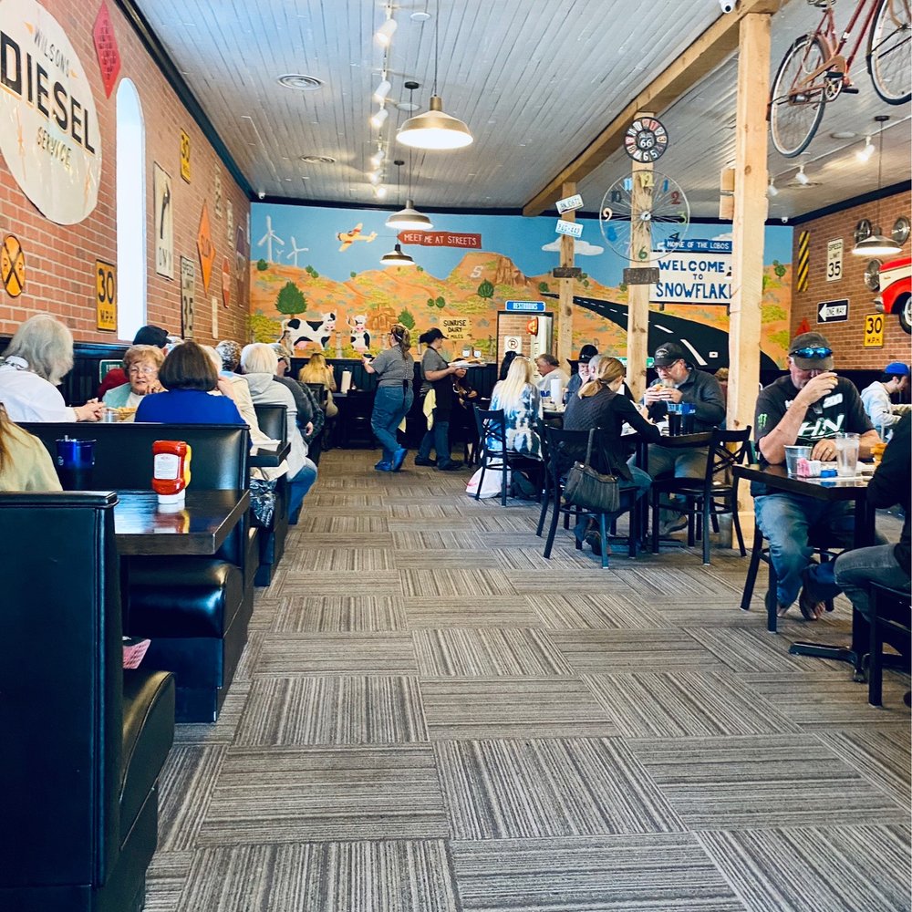 Streets On Main - people eating at tables in a restaurant - American Near Me - Snowflake, Arizona Streets On Main - people eating at tables in a restaurant - American Near Me - Snowflake, Arizona