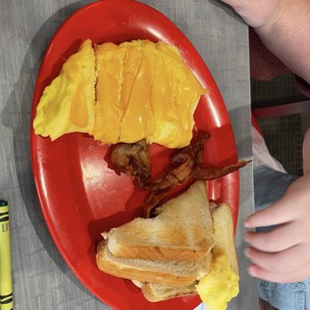 Friendly's - Cheese omelette, toast and bacon kids size - American Near Me - Myrtle Beach, South Carolina