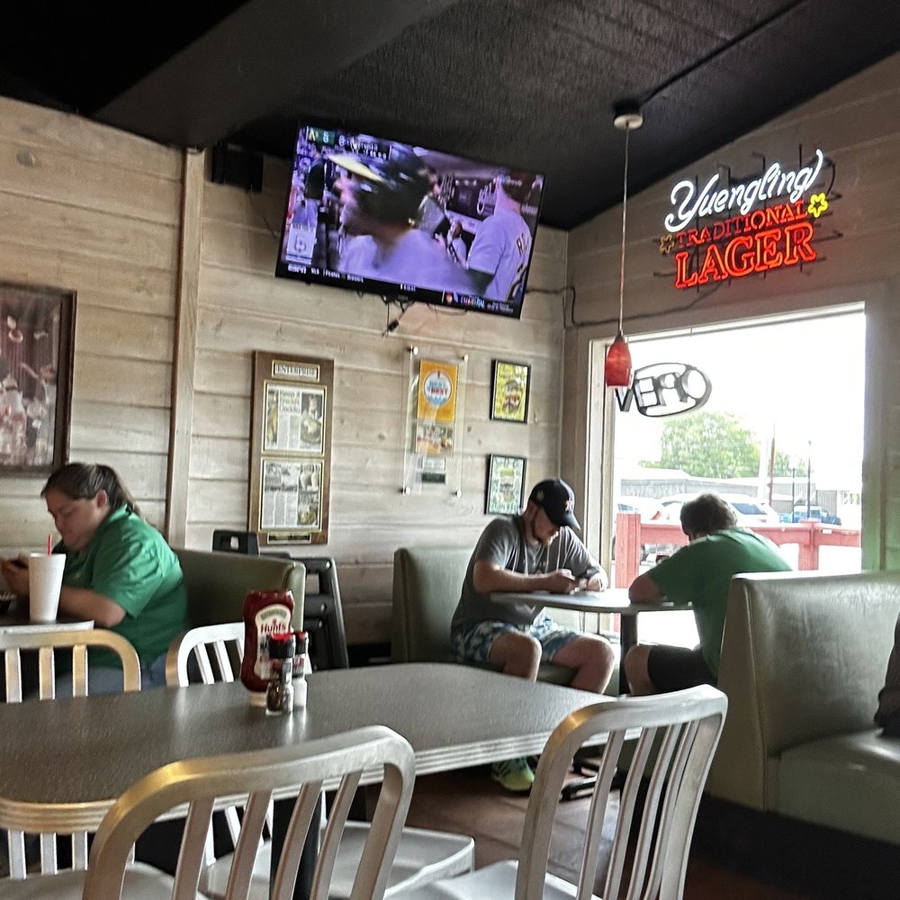 Daddio's Burger - Inside - Burgers Near Me - Beaumont, Texas