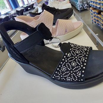 SKECHERS Warehouse Outlet - Shoe Stores Near Me - Orlando, Florida SKECHERS Warehouse Outlet - Shoe Stores Near Me - Orlando, Florida