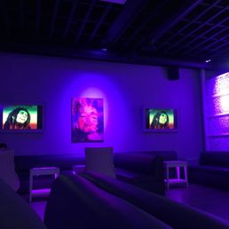 Love the pink/blue lighting Love the pink/blue lighting