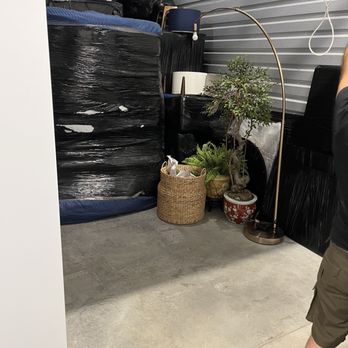 Smiley Movers - Everything moved into storage efficiently and carefully. - Movers Near Me Smiley Movers - Everything moved into storage efficiently and carefully. - Movers Near Me