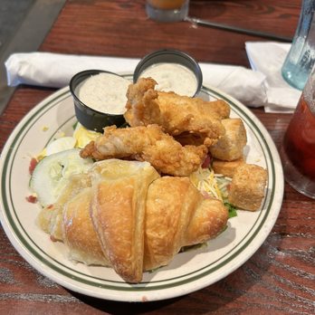 Willie Sue's - I could eat this lunch size house salad with chicken every day!! - Bars Near Me - Sumter, South Carolina