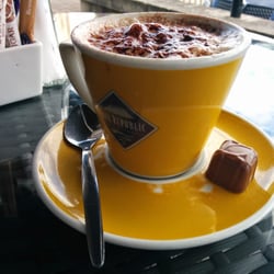 Franzinis - Capuccino and a nice complimentary chocolate