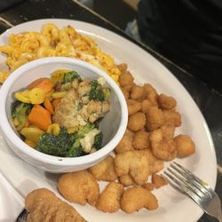 Joey's Restaurant - Popcorn shrimps mixed veggies and Mac n cheese