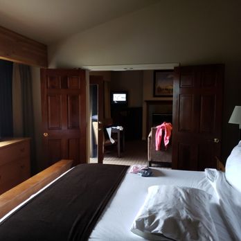 Pine Ridge Inn - Bedroom - Hotels Near Me - Bend, Oregon