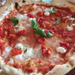 Pappa e Pomodoro di Carraro Claudio - Buffalo Mozzarella and Ricotto Cheese Pizza