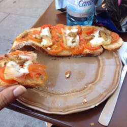Mercearia Das Flores - Toast with chutney! Mmm