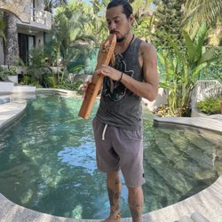 Paraiso Yoga - Adrian playing the drone flute - really relaxing