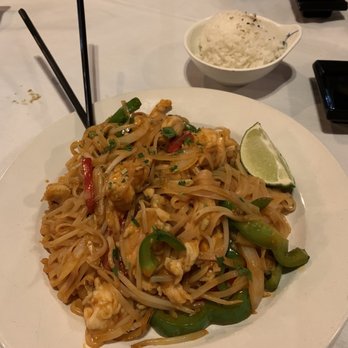 Liquid Ginger - Chicken Pad Thai Noodles With Chicken , Beef , Or Shrimp - Asian Fusion Near Me - Gainesville, Florida