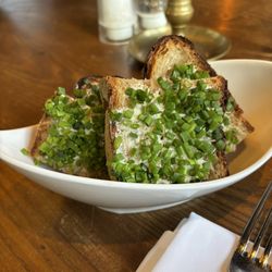Restaurant Hus in Lee - Delicious bread with butter and chives