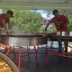 Paella Depot - Cooking paella
