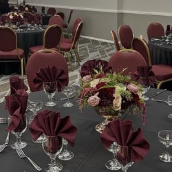 Petals And Decor - Table arrangement