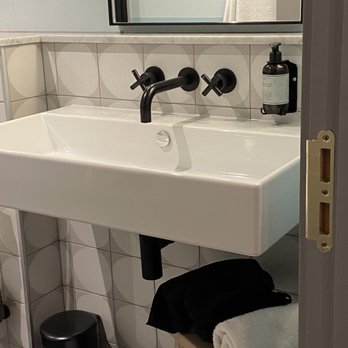 Zanzibar Locke, Ha'penny Bridge - Chic fixtures and oversized sink - Guest Houses Near Me - Dublin, D
