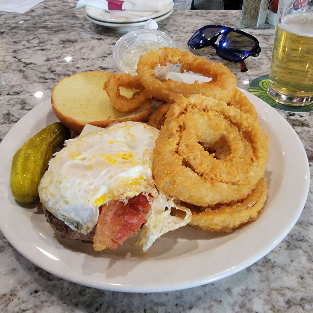 Breakfast burger with onion rings Breakfast burger with onion rings