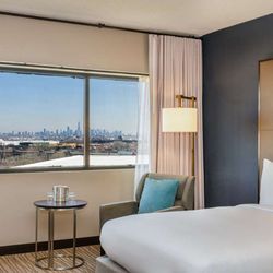 DoubleTree by Hilton Hotel Newark Airport - Guest room