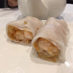Iron Chef Chinese Seafood Restaurant - Zhaa liong with prawn. Smooth rice noodle sheet wrapping crunchy fried prawn doughnut