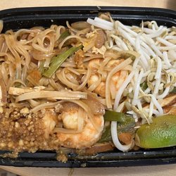 Aikou Modern Asian Cuisine - Pad Thai with shrimp
