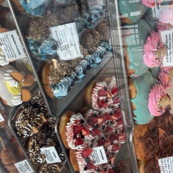 Swillerbees Craft Donuts and Coffee - Can't just get one! I come to this place everytime I'm in this area. Cant wait to go back - Donuts Near Me - Ormond Beach, Florida