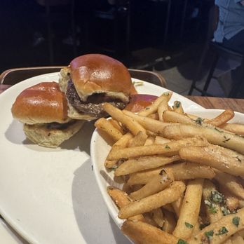 Yard House - Classic slider with Parmesan Truffle Fries - New American Near Me - Orlando, Florida Yard House - Classic slider with Parmesan Truffle Fries - New American Near Me - Orlando, Florida