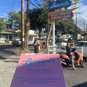 Leonard's Bakery - The famous pink box - Bakeries Near Me - Honolulu, Hawaii