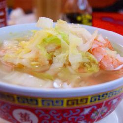 Sopa de fideo de soya con camarón. ¡Y trae harrrrrto camarón!