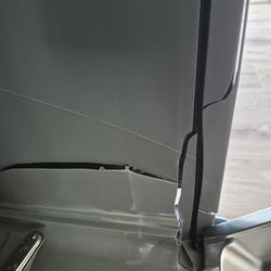 Brick - Visible seulement en enlevant les tiroirs. Pourquoi vous contacter si s'est pour se faire dire que vous ne pouvez rien faire