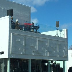 Lululemon - Live band today!