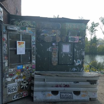 Four Seasons Skate Park - Typical skate entrance! nice and grunge! - Skate Parks Near Me - Milwaukee, Wisconsin