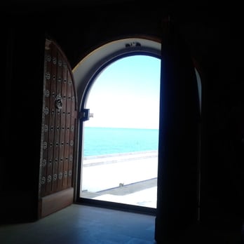 Museu de Maricel - Sala Sert, no se aprecian las pinturas del artista, para eso se tendrá que visitar el museo, pero se aprecian las maravillosas vistas! - Museums Near Me - Sitges, B