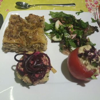 Mariposa - Pilz-Lasagne, Rote-Beete-Brötchen mit Hummus, gemischter Salat mit himbeer-Vinaigrette, gefüllte tomate mit Hummus. (Brunch Buffet) - Vegan Near Me - Nuremberg, BY