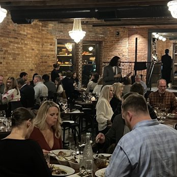 Community Brew & Tap - The dining room being entertained. - Steakhouses Near Me - Cornelia, Georgia