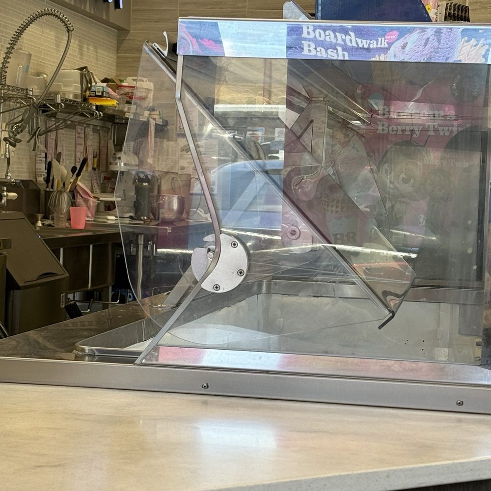 Baskin-Robbins - Wondered why the ice cream was soft. They leave the door open - Ice Cream & Frozen Yogurt Near Me - Honolulu, Hawaii