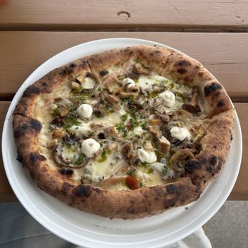 Vignoble Sainte-Petronille - Mushroom Pizza (again) - Wineries Near Me - Sainte-Pétronille, Quebec