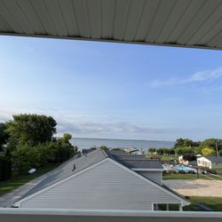 Lindy's Beach Cottages & Family Resorts Marina - This is the view from 3rd floor queen jacuzzi room. Balcony view of basically the whole place. This place was really really clean. Loved it.