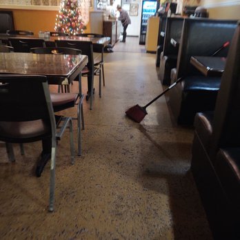 Lake Ridge Pizzaria - Open seating with TV. Cozy. - Pizza Near Me - Woodbridge, Virginia