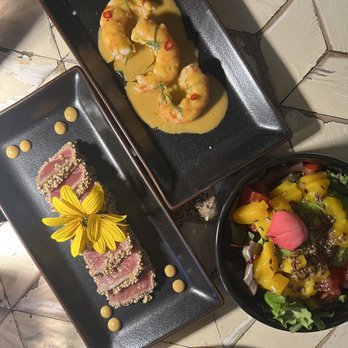 Soulgreen - Shrimp, tuna, mango avocado salad - Vegan Near Me - Milan, Michigan