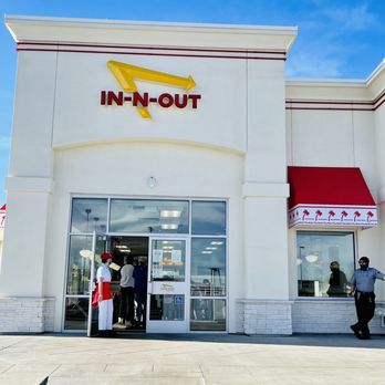 In-N-Out Burger - ows customers entering the restaurant - Fast Food Near Me - Aurora, Colorado In-N-Out Burger - ows customers entering the restaurant - Fast Food Near Me - Aurora, Colorado