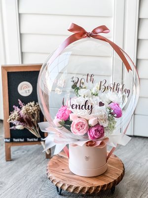 Bloom in Balloon - Bloom in Balloon - A real-looking silk flower bouquet in the Bobo balloon. Let me make a special gift for your loved ones.🧡
-Artificial flowers in the balloon.
-Custom your lettering on the balloon.
Height: 14 - 16 inches
Width: 10 - 12 inches Bloom in Balloon - Bloom in Balloon - A real-looking silk flower bouquet in the Bobo balloon. Let me make a special gift for your loved ones.🧡
-Artificial flowers in the balloon.
-Custom your lettering on the balloon.
Height: 14 - 16 inches
Width: 10 - 12 inches