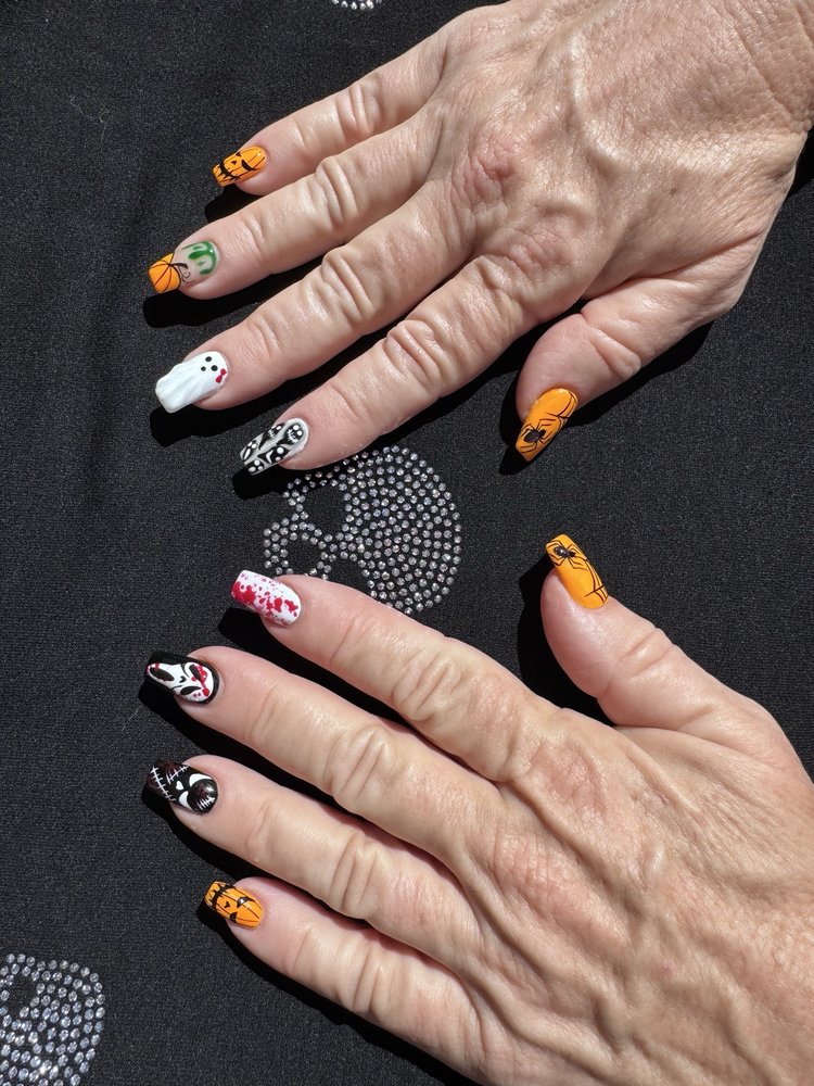 Lux Nails Spa Logo