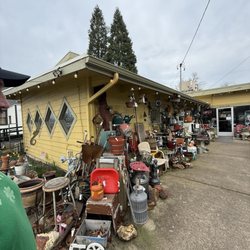 Coburg Antique Mall - Outside