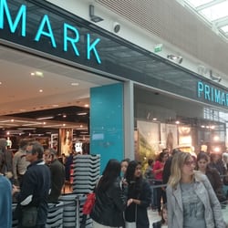 Primark - Loooong line in front of the shop