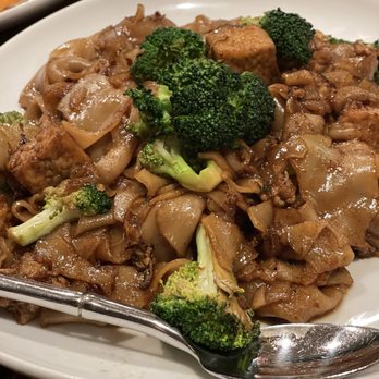 Gumrai Thai - Pad Se Ew - Thai Near Me - Arlington Heights, Illinois