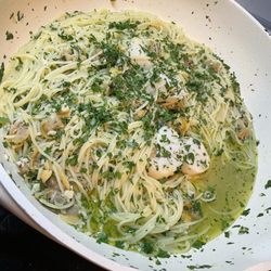 Thin Spaghetti with clams and sea scallops