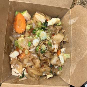Easy Thai Bend - Drunken noodle with tofu - Thai Near Me - Bend, Oregon