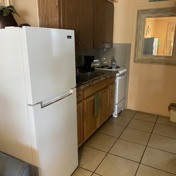 Siesta Motel - Kitchen area. Comes with pots/pan, some cups, plates and silverware. - Hotels Near Me - Redington Shores, Florida Siesta Motel - Kitchen area. Comes with pots/pan, some cups, plates and silverware. - Hotels Near Me - Redington Shores, Florida