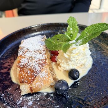 Restaurant Bellevue-Pinte - Apple streudel - Swiss Food Near Me - Grindelwald, BE Restaurant Bellevue-Pinte - Apple streudel - Swiss Food Near Me - Grindelwald, BE