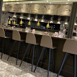 La Vie En Rose - Bar seating area - over looks pizza oven and kitchen